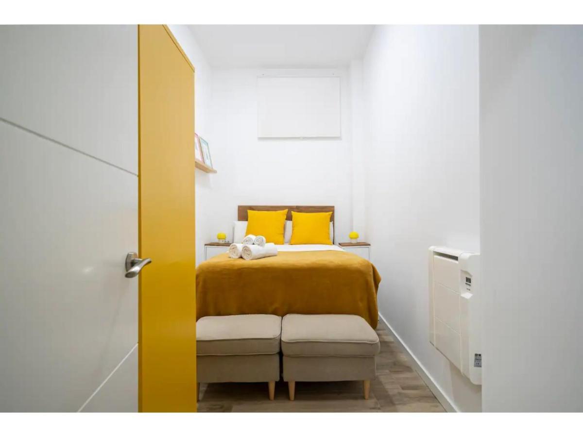 Amarillo En Atocha * Madrid