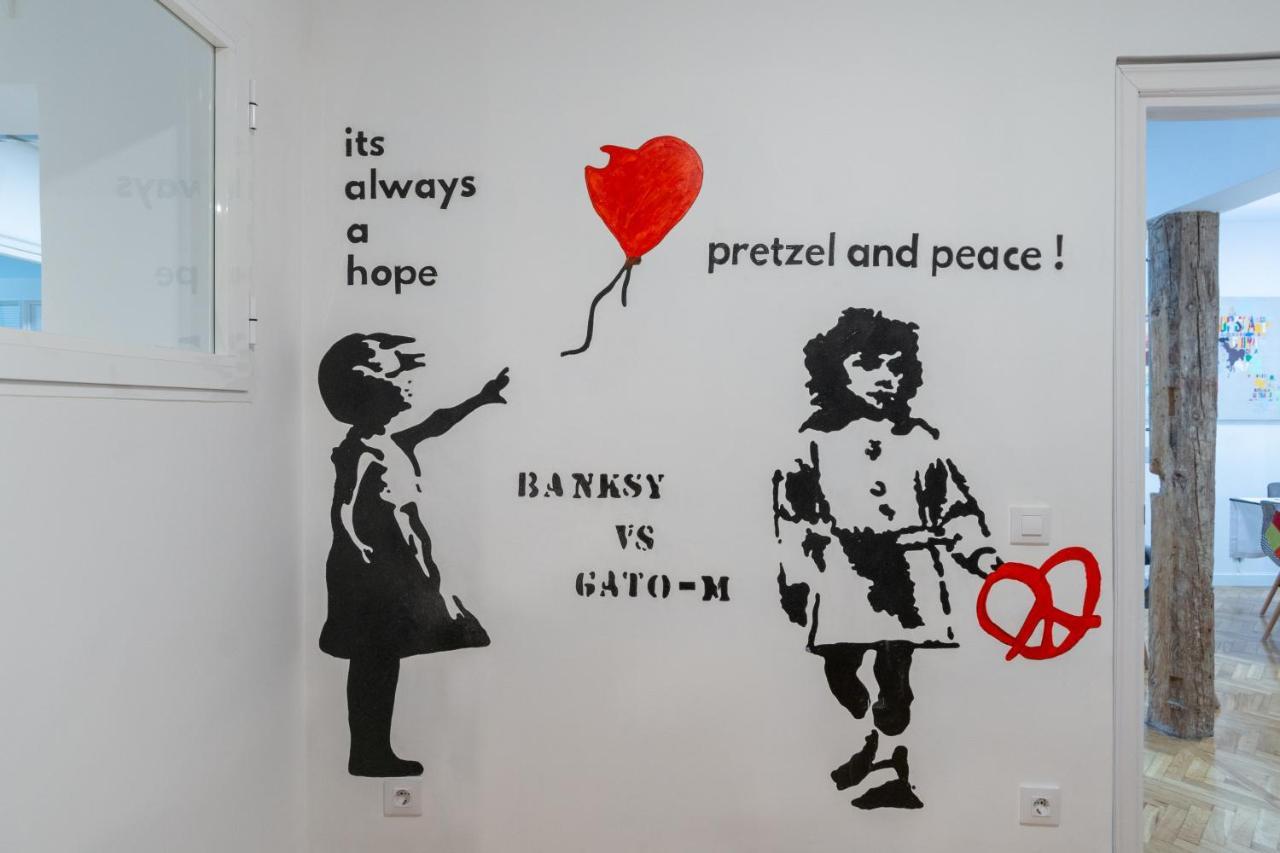 Groups Art-pop, By Monaro***** Apartment *