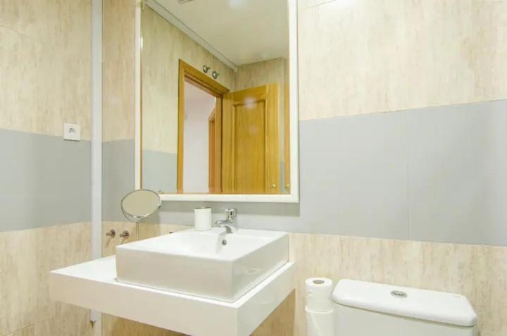 Bright & Spacious- Center- 2rooms-2bathrooms Lejlighed *