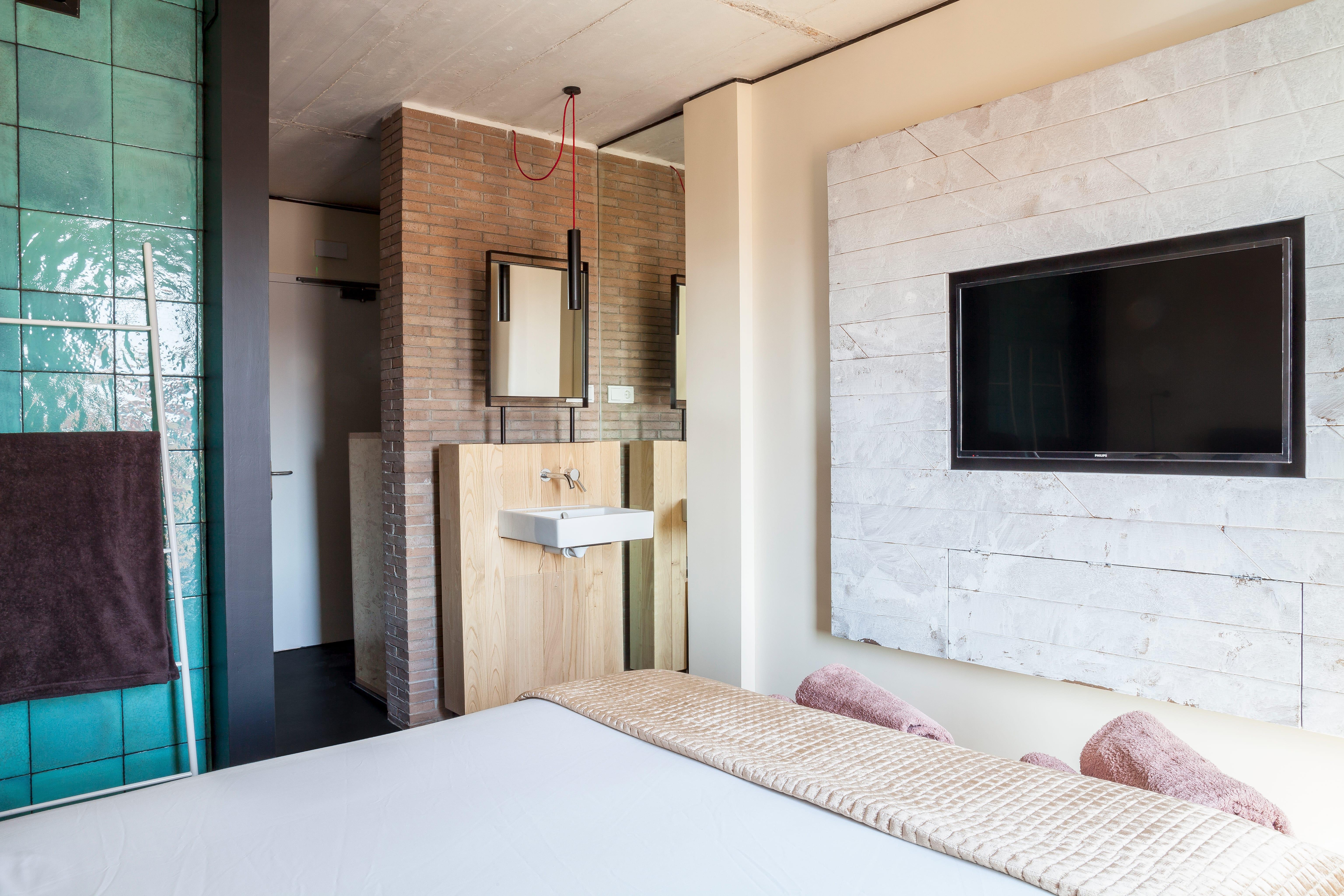 Bastardo Hostal *