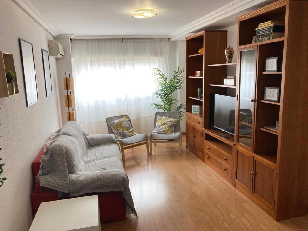 Grande, 2 Dormitorios, Garaje Gratis Apartment *