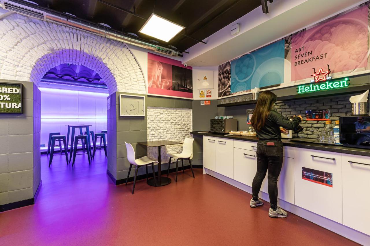 Art Seven Capsules Capsule hotel
