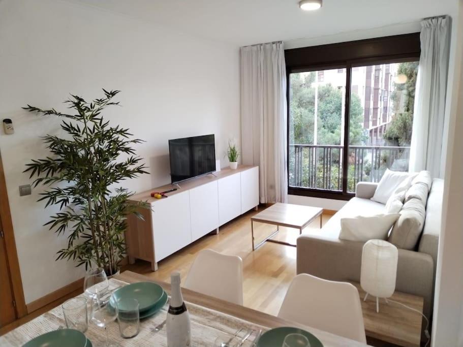 Apartamento Amplio, Luminoso Y Confortable Cc *
