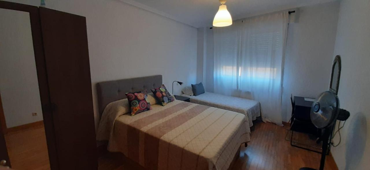 Homestay Habitacion, Muy Amplia Y Luminosa, Muy Cerca Del Centro A 15 Min En El Metro A Sol Y Gran Via *