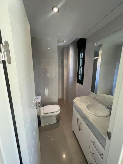 Apartment Stunning 3 Bedroom Flat, All Exterior In Chamberi *