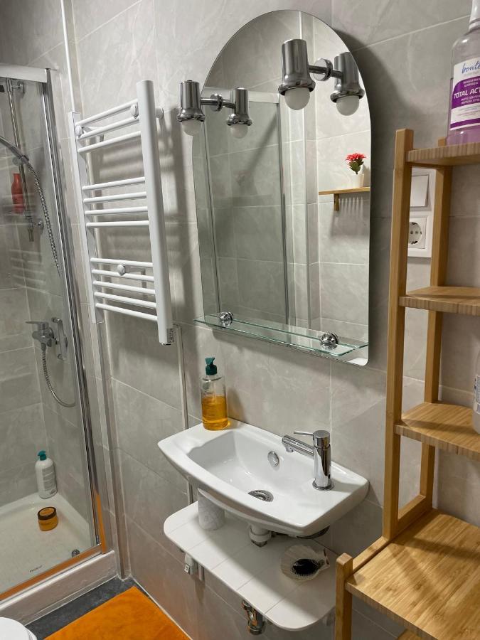 Acogedor Apartamento, Completamente Amoblado Con Aire Acondicionado * Madrid