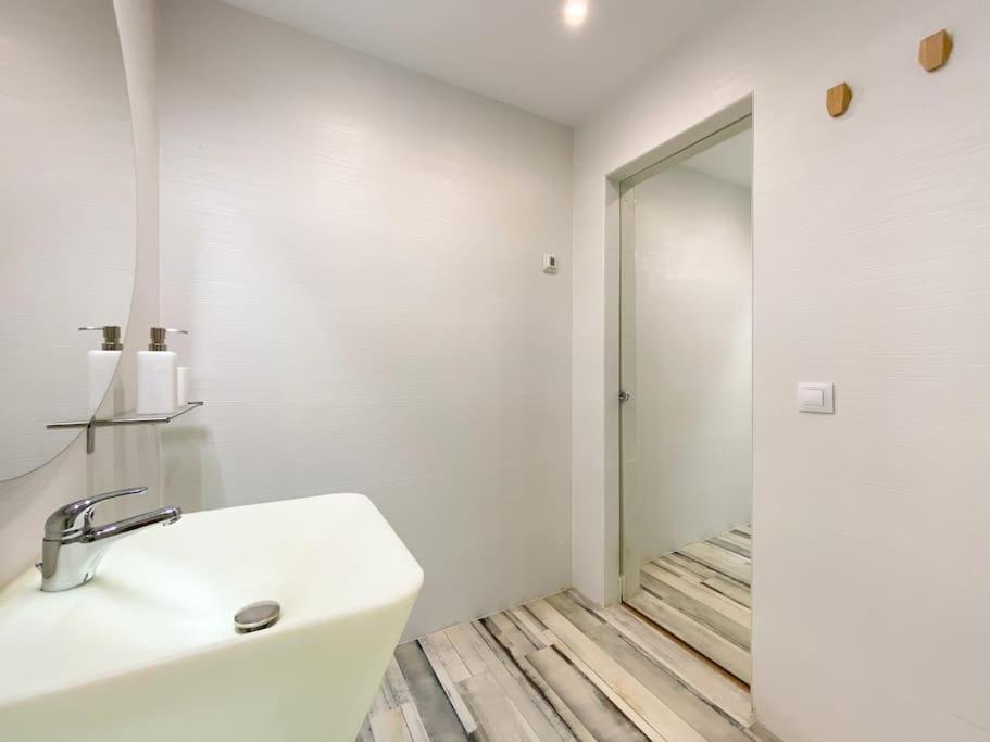 New Lavapies Spacious Flat, 2 Bedrooms And 2 Balconies Apartment *