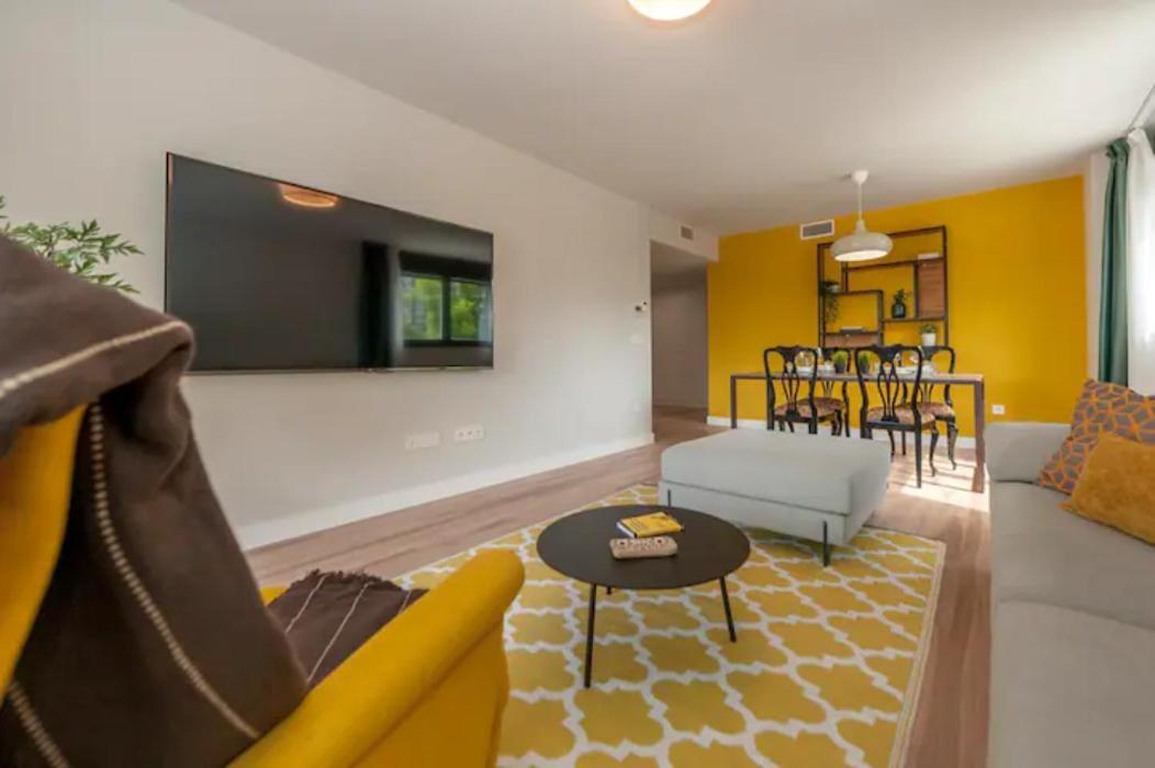 Moderno Y Lujoso Apartamento En Urbanizacion Privada Con Terraza De Diseno En Valdebebas / Ciudad Deportiva Real / Feria De