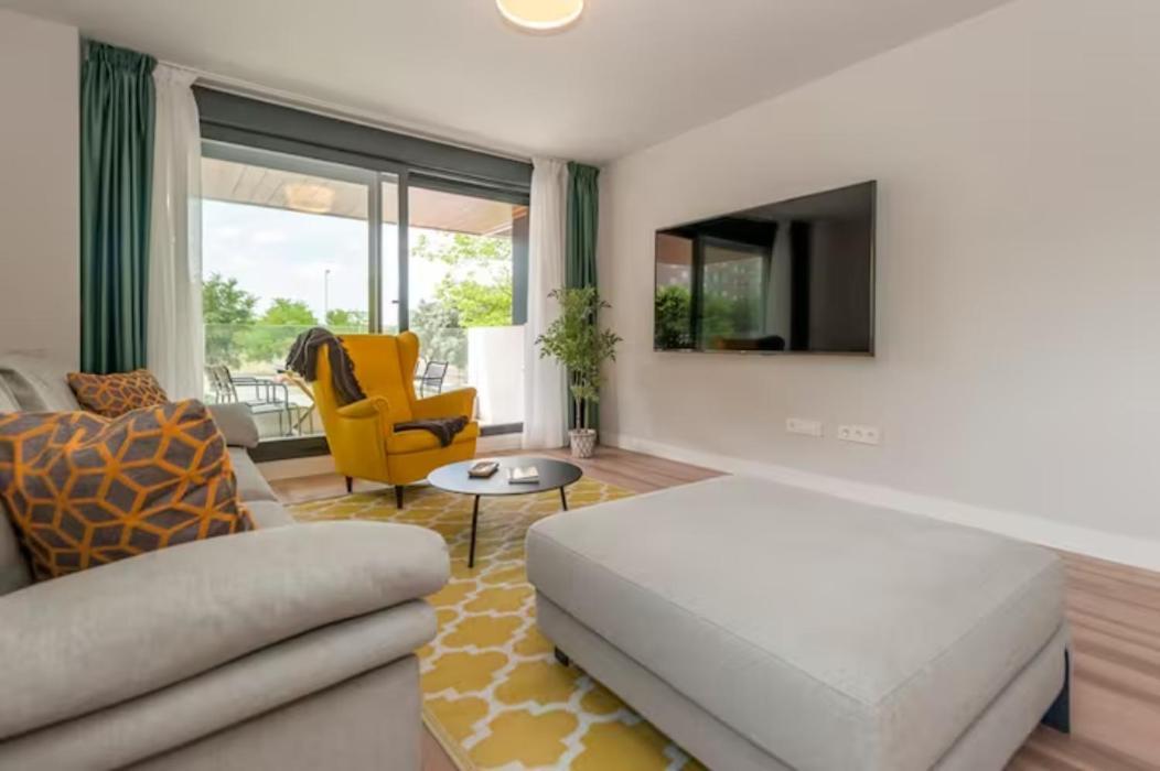 Apartment Moderno Y Lujoso Apartamento En Urbanizacion Privada Con Terraza De Diseno En Valdebebas / Ciudad Deportiva Real / Feria De *