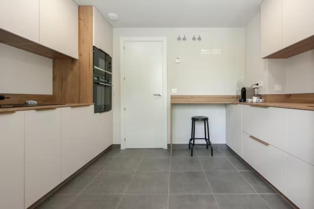 Moderno Y Lujoso Apartamento En Urbanizacion Privada Con Terraza De Diseno En Valdebebas / Ciudad Deportiva Real / Feria De Apartment Madrid