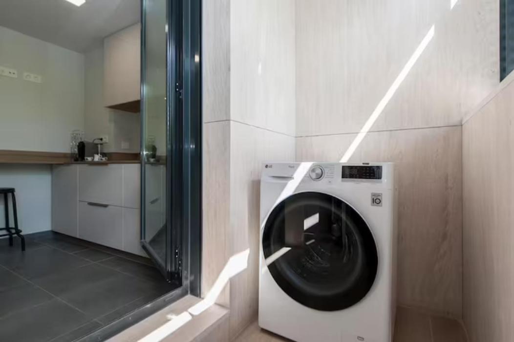 Moderno Y Lujoso Apartamento En Urbanizacion Privada Con Terraza De Diseno En Valdebebas / Ciudad Deportiva Real / Feria De Apartment Madrid