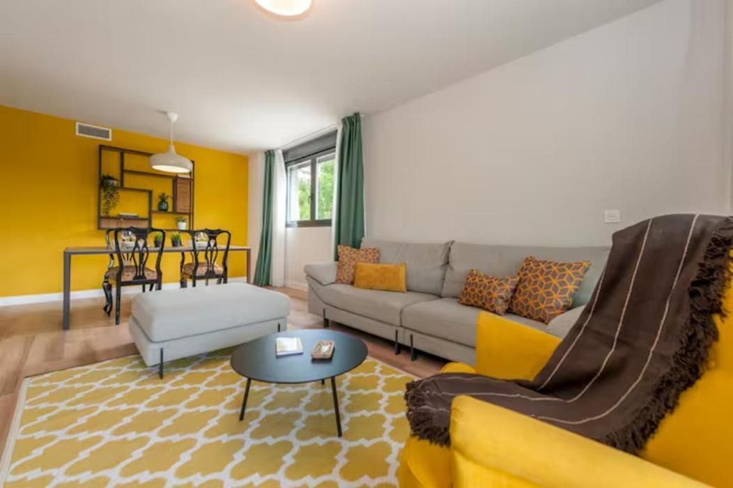 Moderno Y Lujoso Apartamento En Urbanizacion Privada Con Terraza De Diseno En Valdebebas / Ciudad Deportiva Real / Feria De Apartment