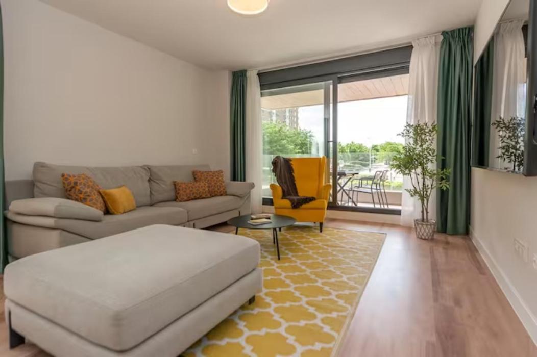 Moderno Y Lujoso Apartamento En Urbanizacion Privada Con Terraza De Diseno En Valdebebas / Ciudad Deportiva Real / Feria De Apartment *