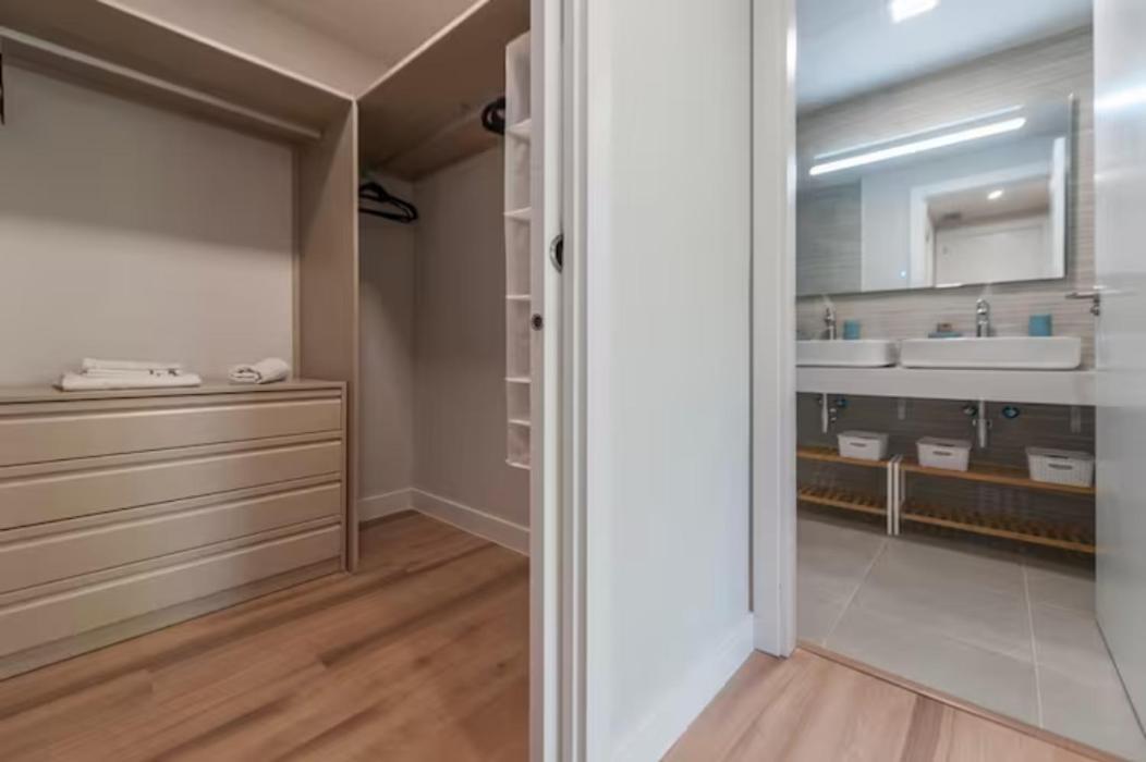Moderno Y Lujoso Apartamento En Urbanizacion Privada Con Terraza De Diseno En Valdebebas / Ciudad Deportiva Real / Feria De Apartment Madrid