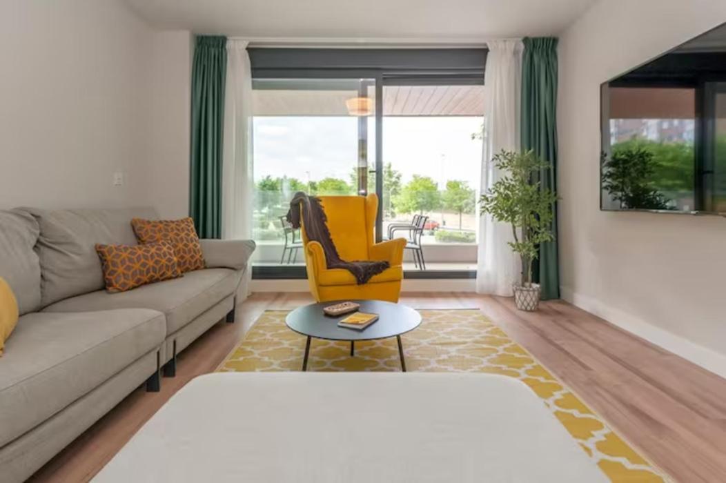 Apartment Moderno Y Lujoso Apartamento En Urbanizacion Privada Con Terraza De Diseno En Valdebebas / Ciudad Deportiva Real / Feria De Madrid