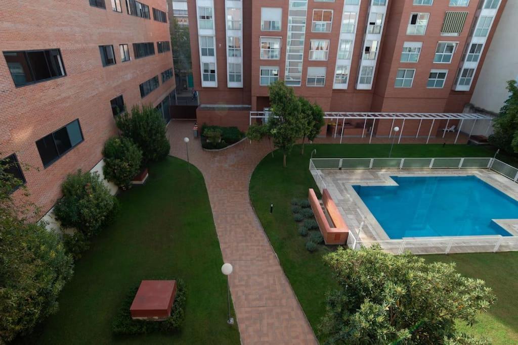 Vivienda Con Zona De Trabajo, Piscina Y Parking * Madri