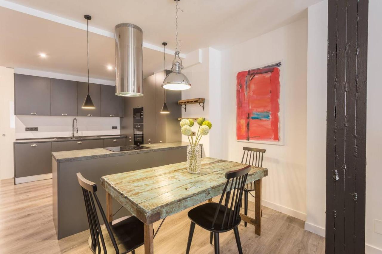 Large And Vanguardist- 2bd 2bth- Letras *