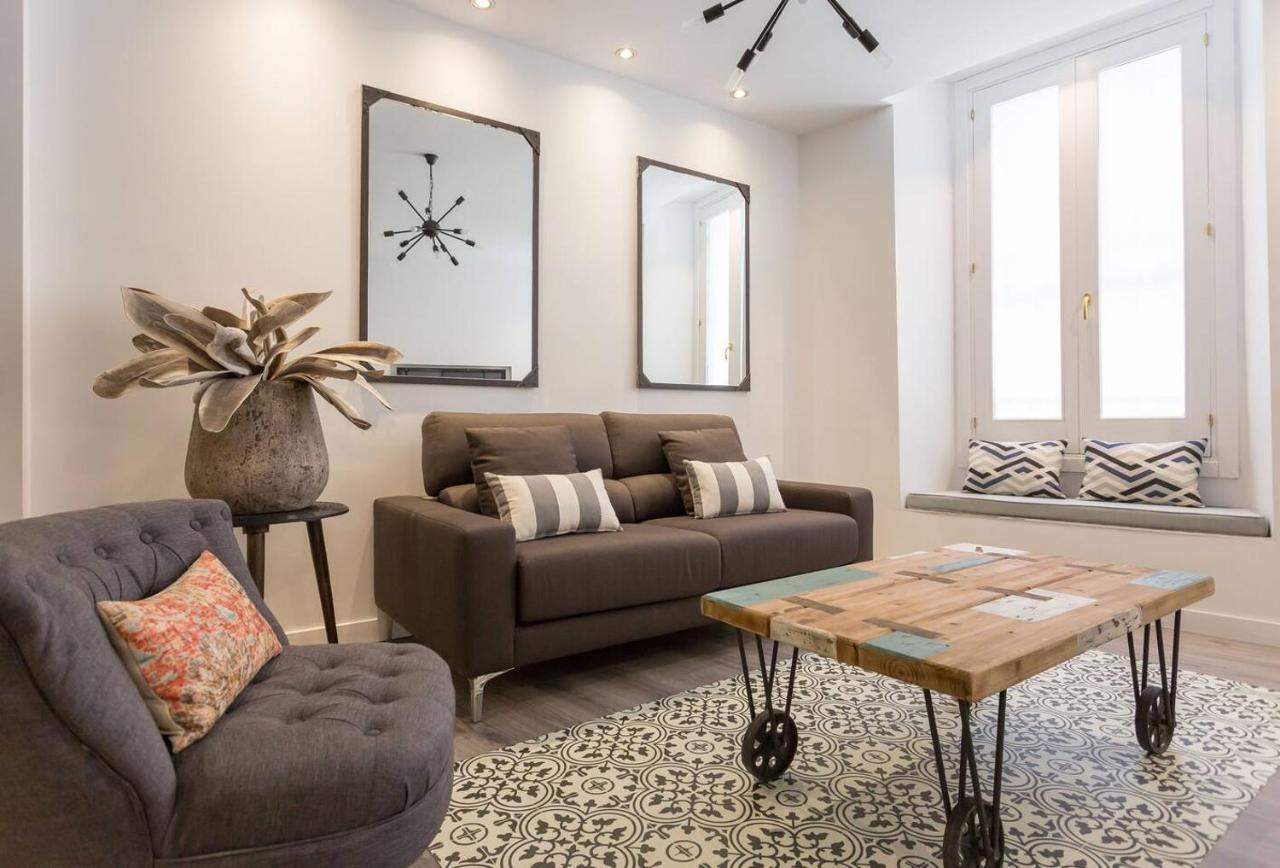Large And Vanguardist- 2bd 2bth- Letras