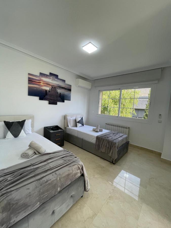 Moderna Casa De Lujo Con Jacuzzi En El Jardin Ferienhaus Madrid