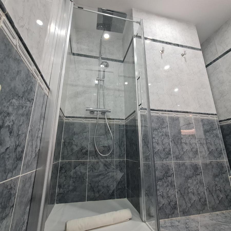 Moderna Casa De Lujo Con Jacuzzi En El Jardin Ferienhaus