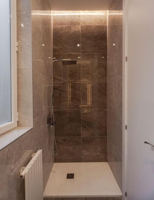 Centro Iii Calle Carrera De San Jeronimo 3br 3bh Apartment