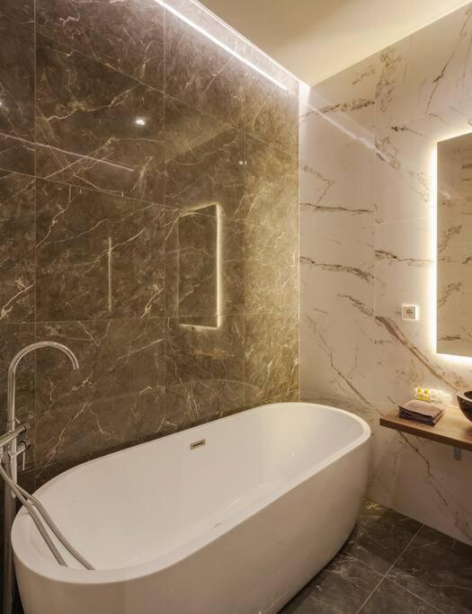 Centro Iii Calle Carrera De San Jeronimo 3br 3bh Apartment *