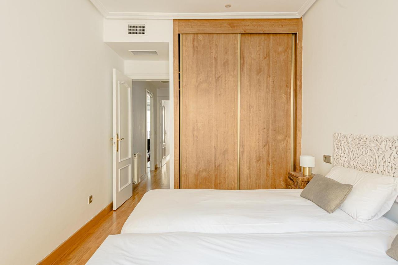 Spacious And Great With Swimming Pool In The Center Of By Sharingco. Apartamento Madri