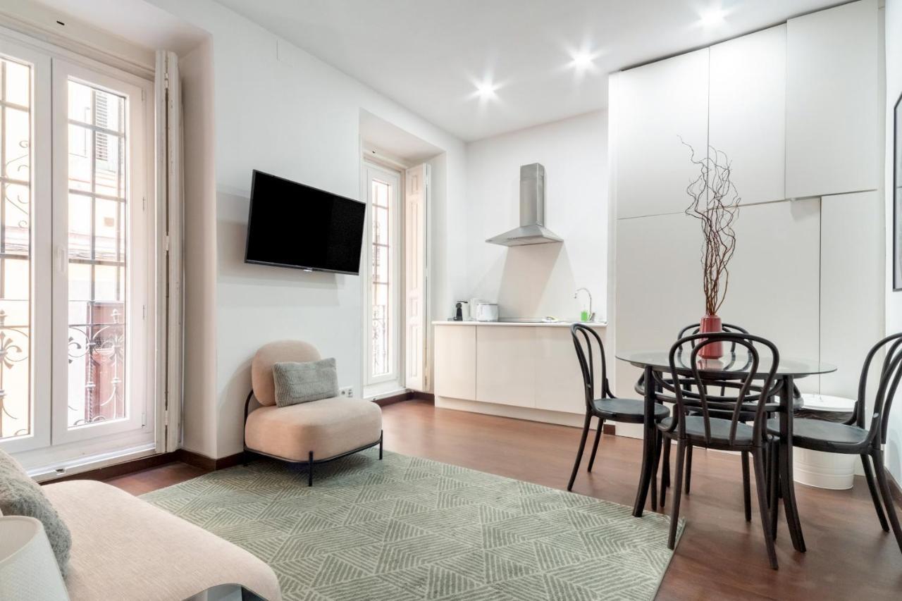 2 Bedrooms 2 Bathrooms Furnished - Malasana - Bright Stylish - Mintystay Apartment Madrid