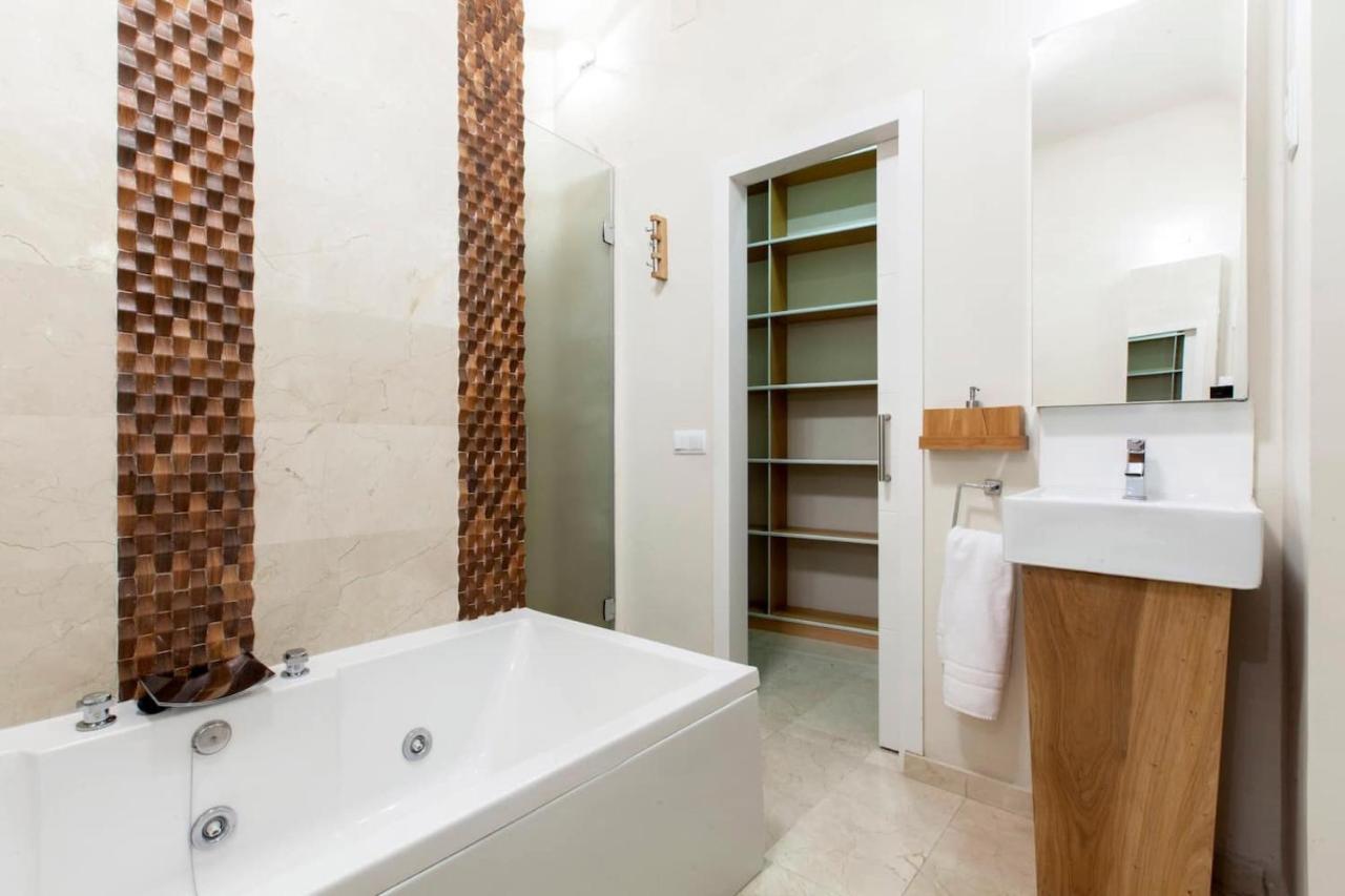 Charming Gran Via Luna Apartment