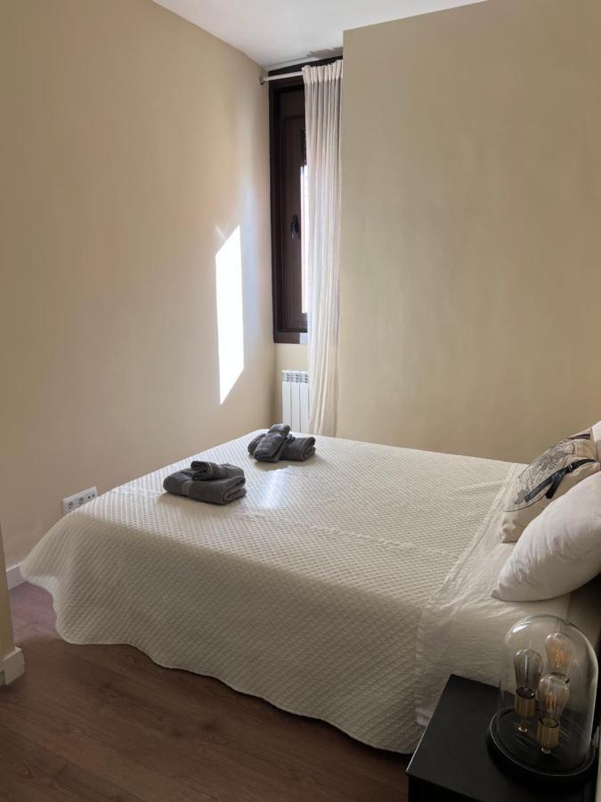 In Monumental Square Center Apartment Madrid
