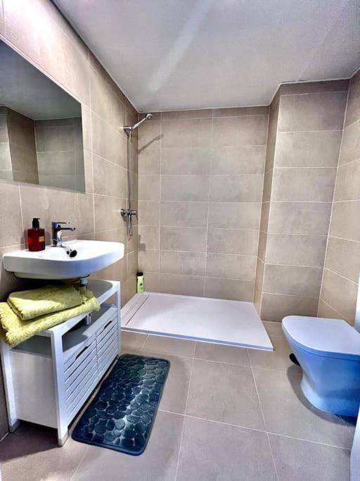 Villa Acogedora Casa En Con Piscina Privada, Jacuzzy Y Garaje