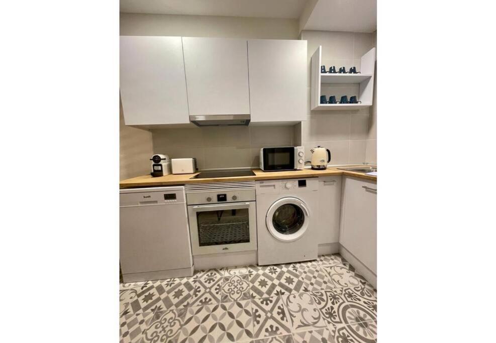 Cool Apt 9 Pax En Plena Plaza De Chueca Apartment