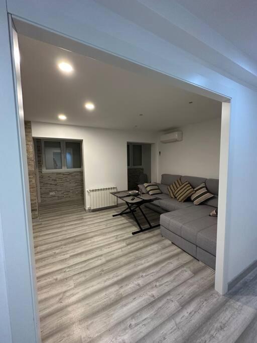 Cozy 1-bedroom Apartment *