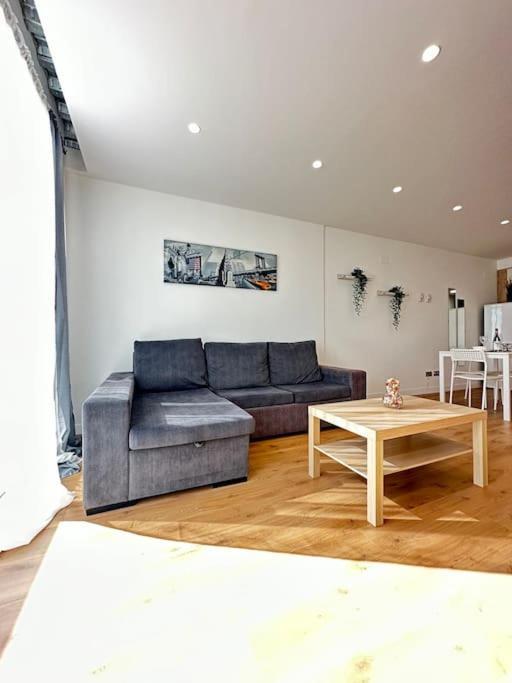 Living - Cuatro Vientos Apartment