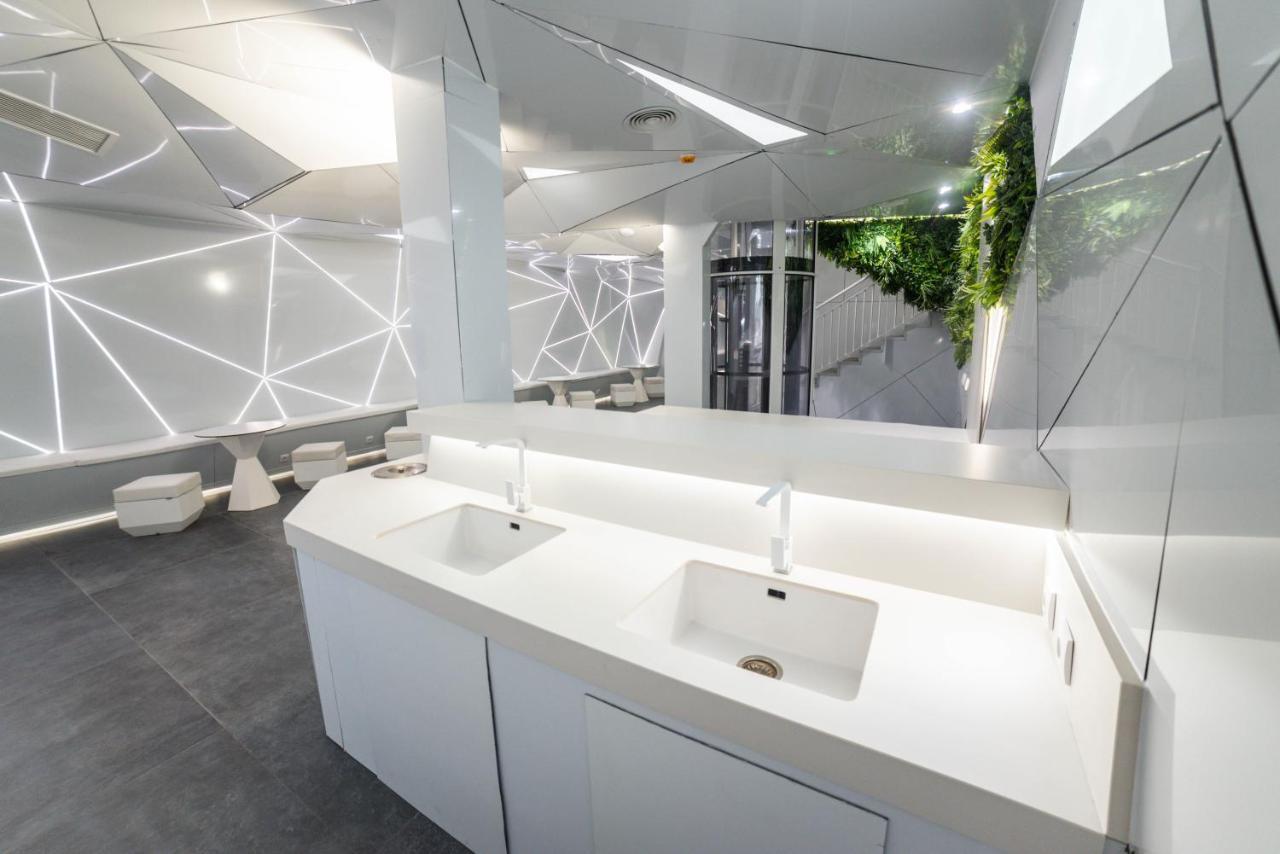 Optimi Capsule hotel *