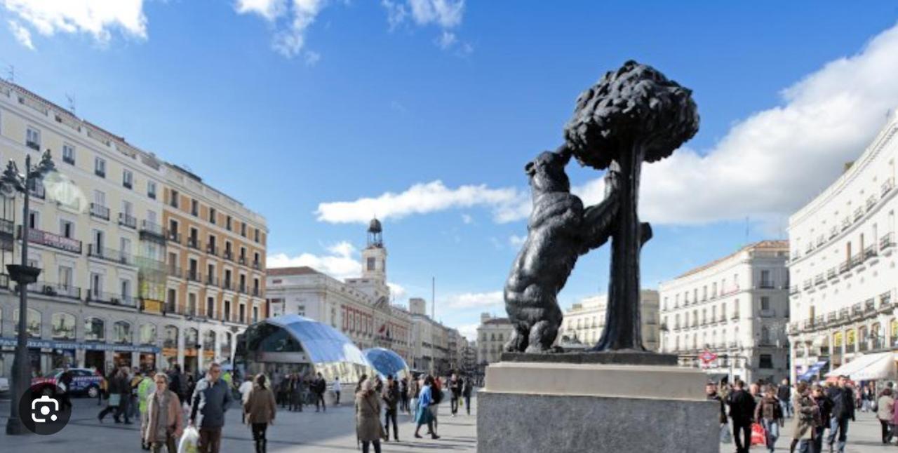 Remanso De Luz Y Silencio En La Puerta Del Sol * Madrid