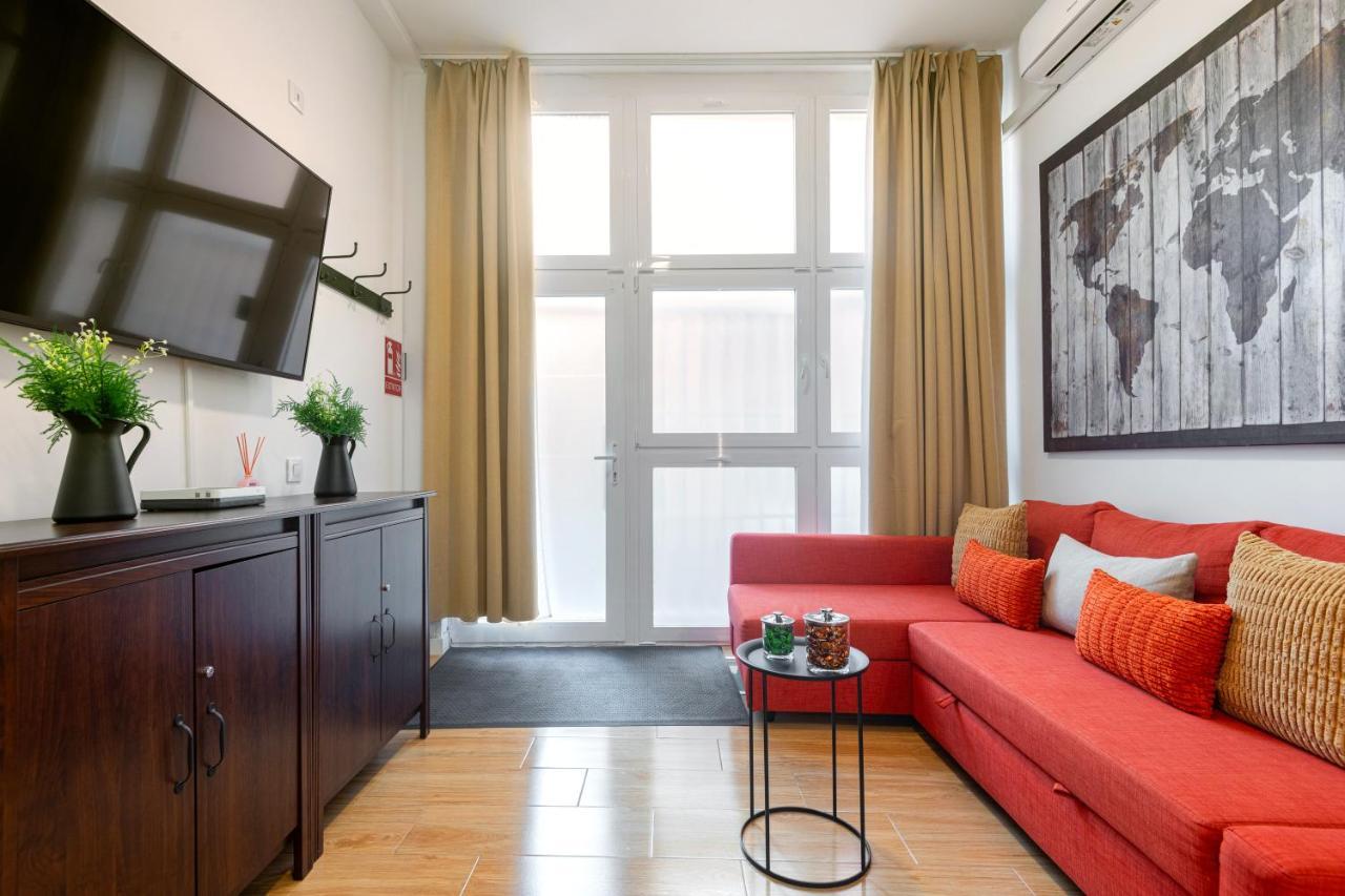 Pleasant Near Center Apartment *