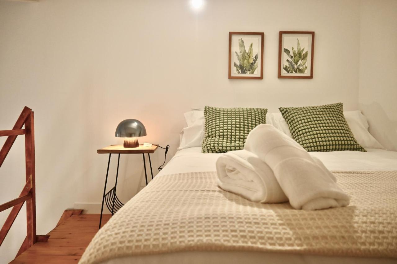 Encantador Estudio Temporal Con Cama En Mezanine Cerca De La Vibrante Avenida Albufera Mpe35 * Madrid
