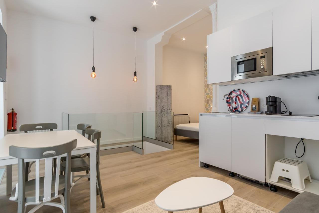 Modern And Bright- 2 Bd 2 Bth - Center Apartment *