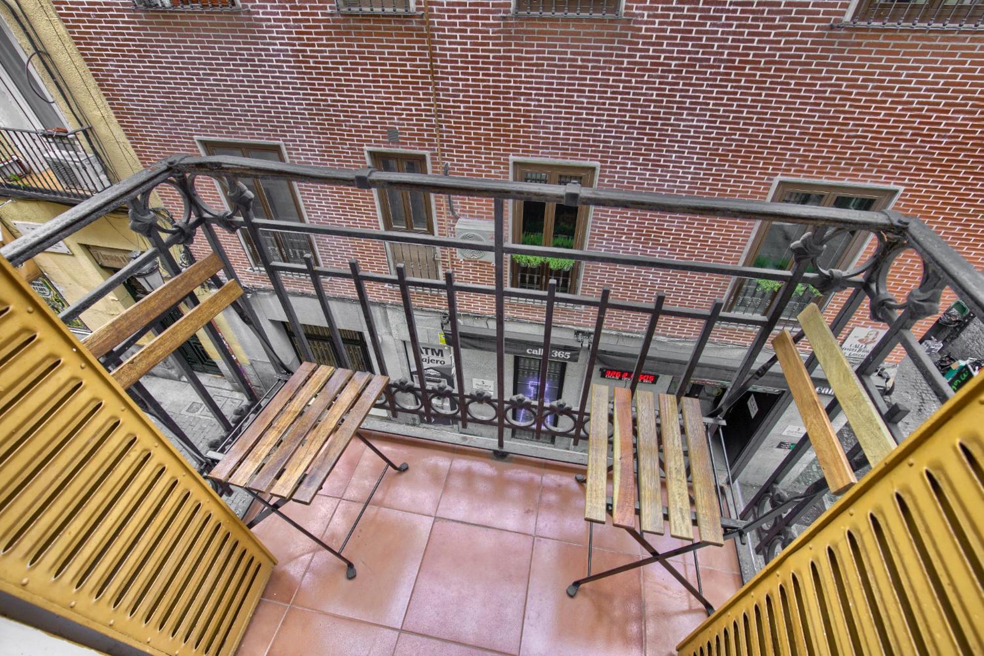 Mezzanine Orange Apartment