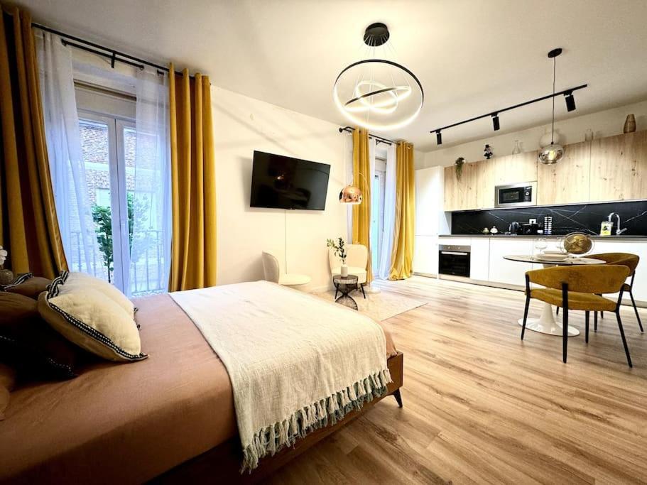 Center Stylish Ac *