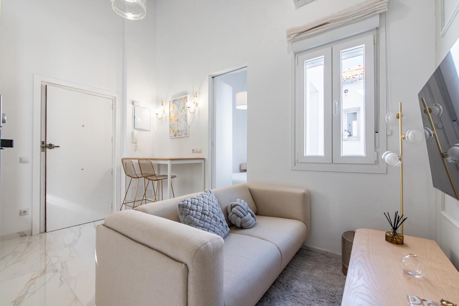 Deluxe. 2br 1bt. Elevator. Apartment *