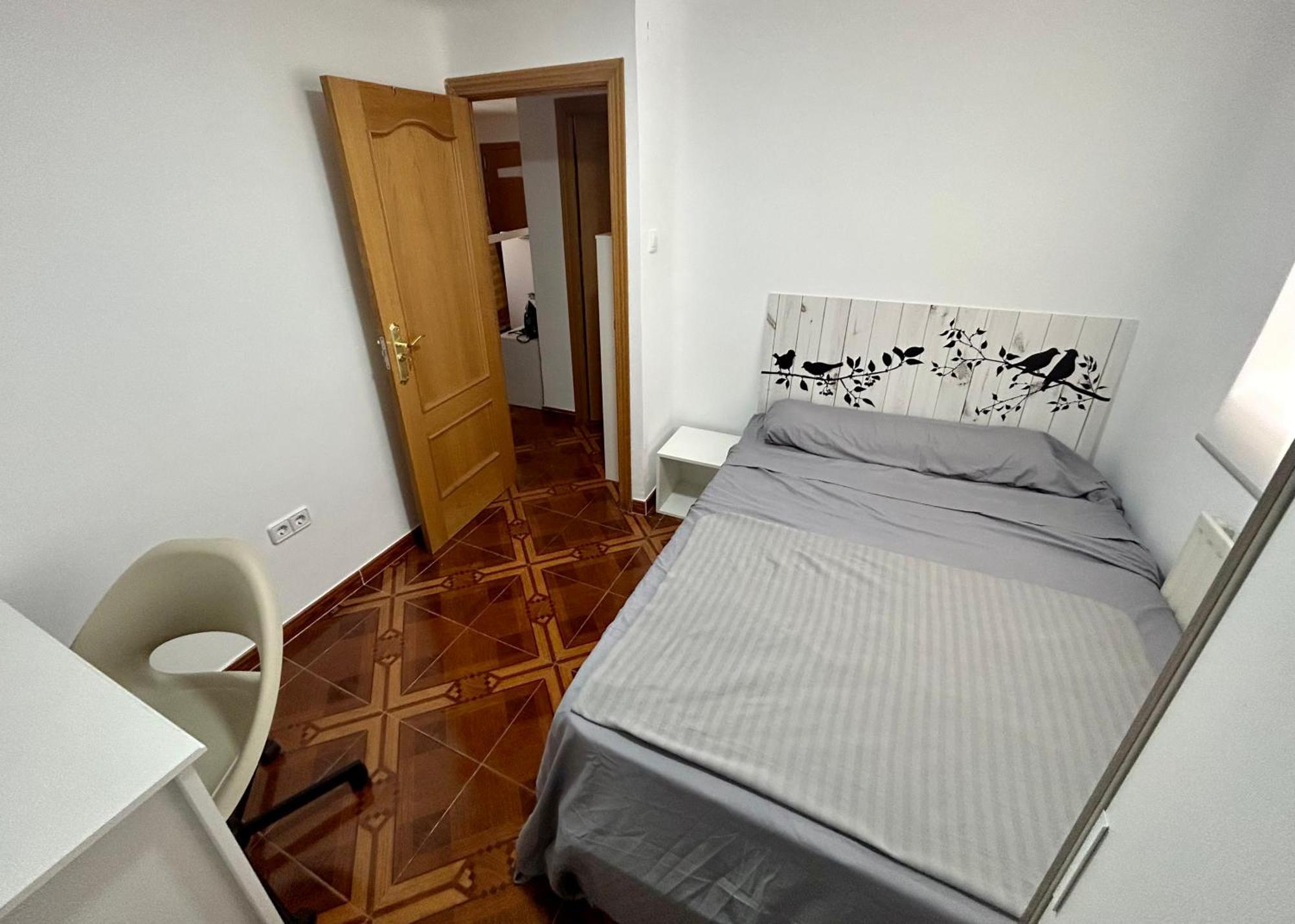 Privada En Piso Compartido * Madrid