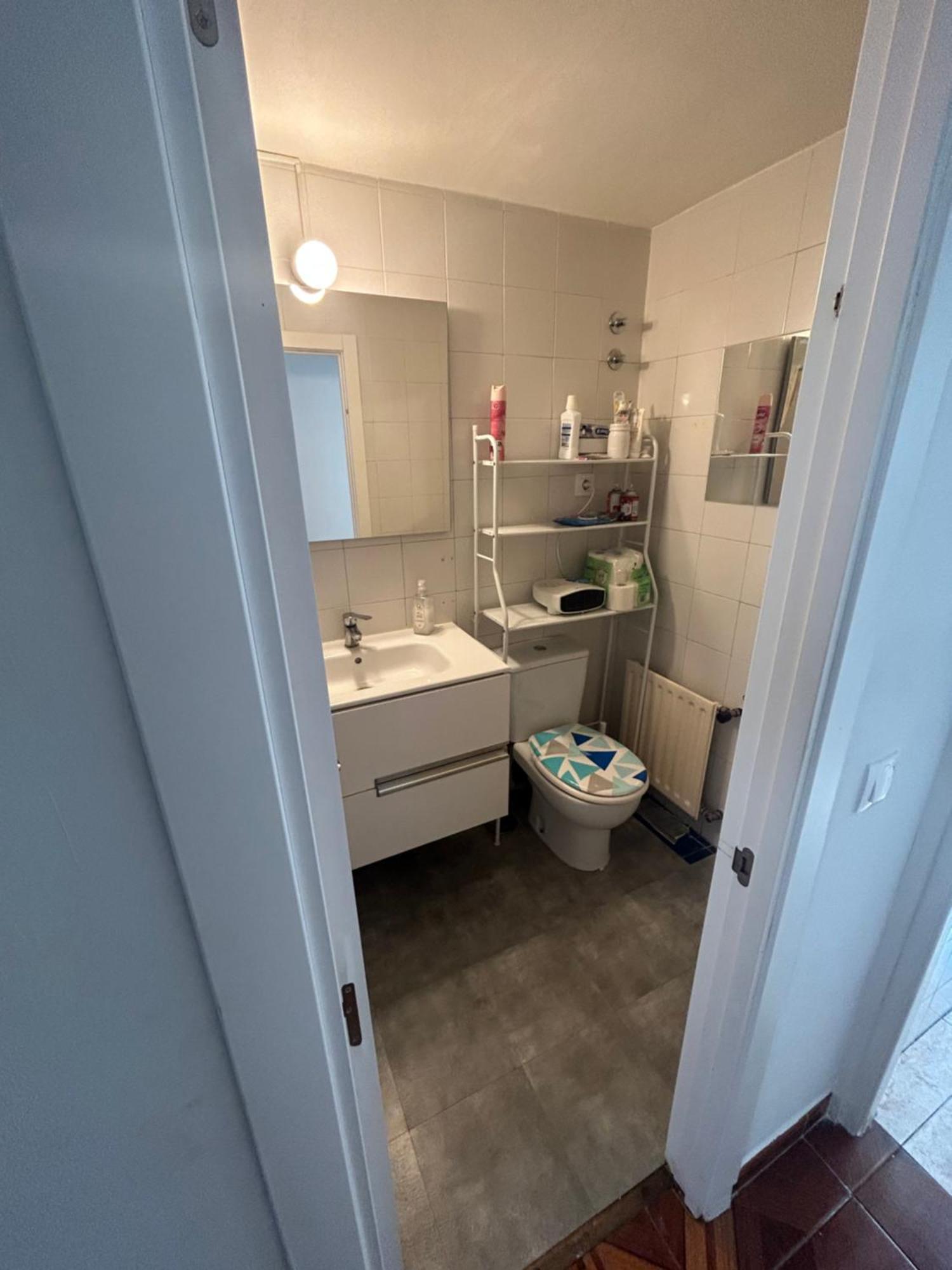 Privada En Piso Compartido * Madrid