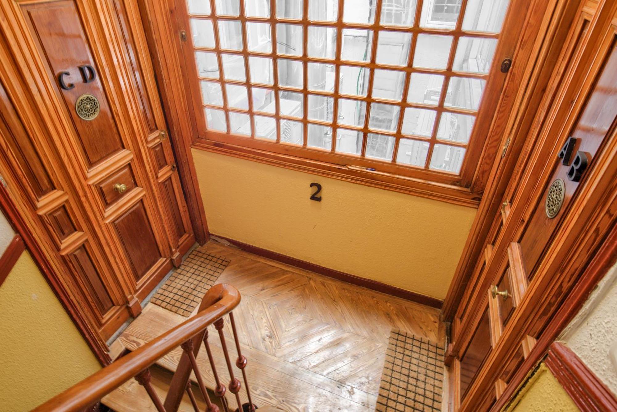 Mezzanine Orange Apartment *