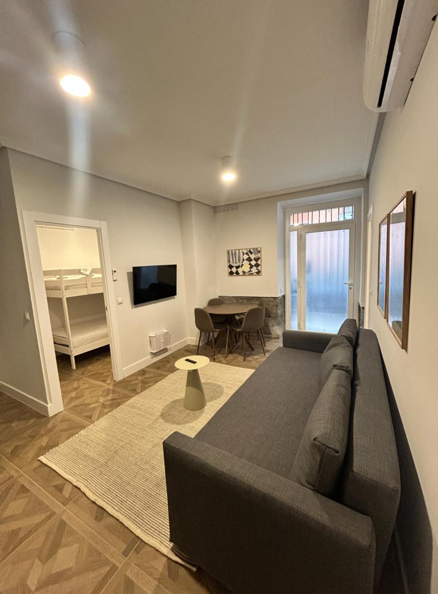 Apartamento Sunny 9pax 4 En Minas-malasana E3 Madrid