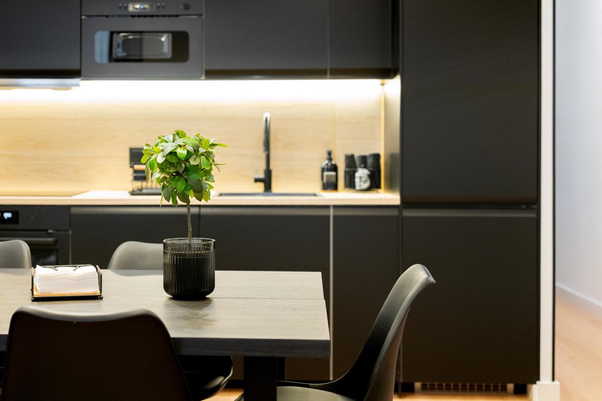 Apartment Honey In The Center Of *