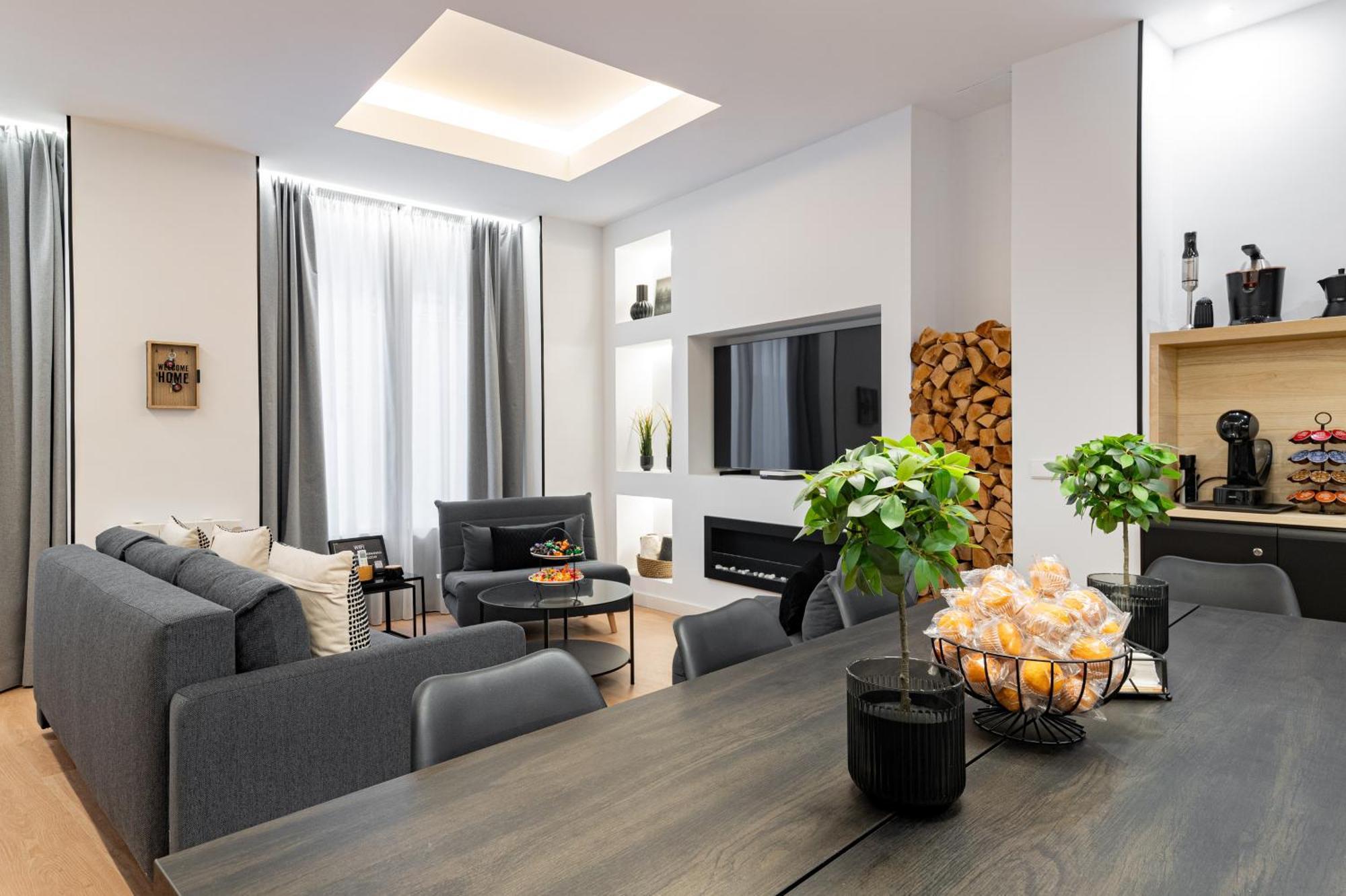 Honey In The Center Of Apartment
