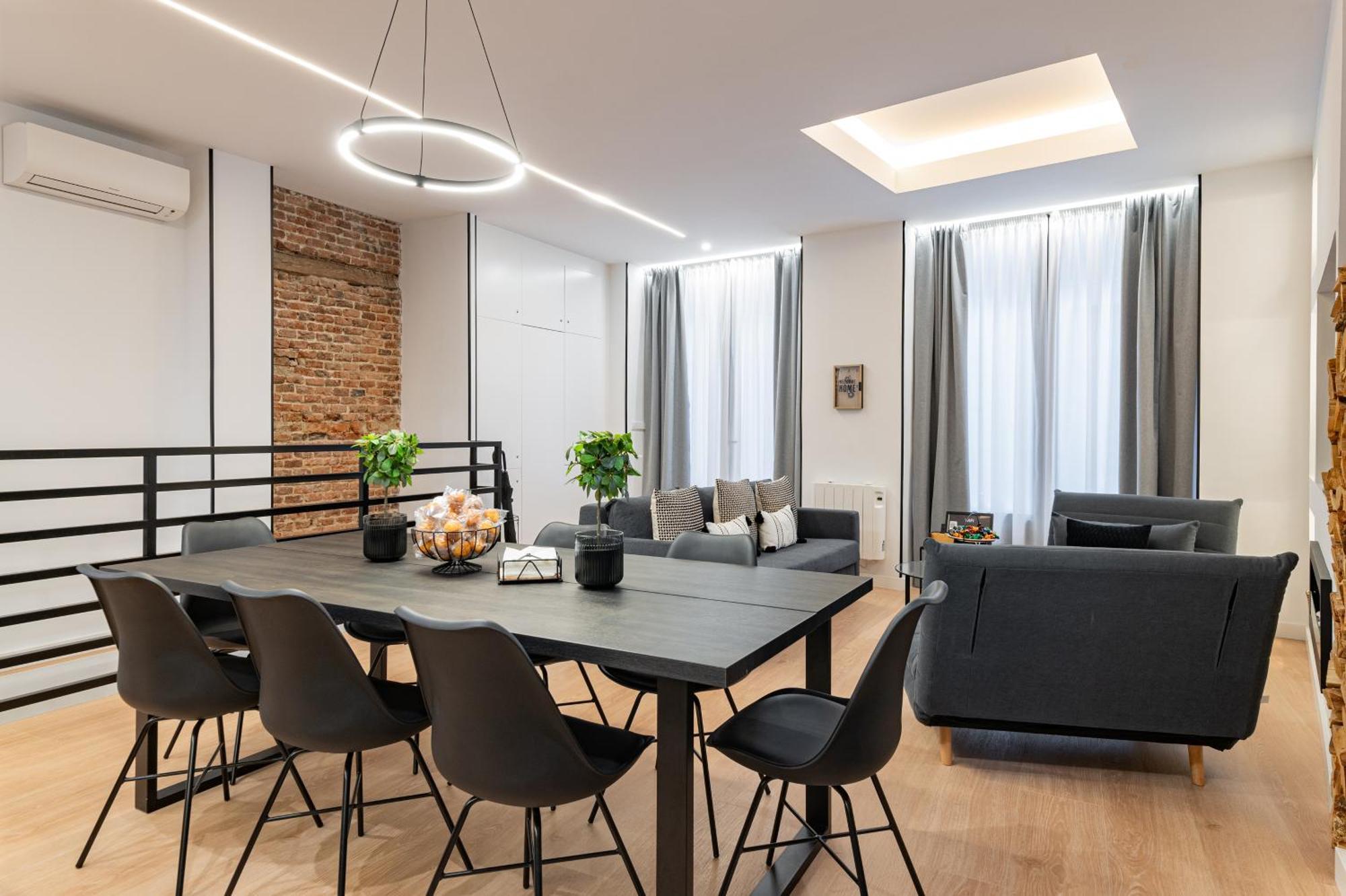 Honey In The Center Of Apartment