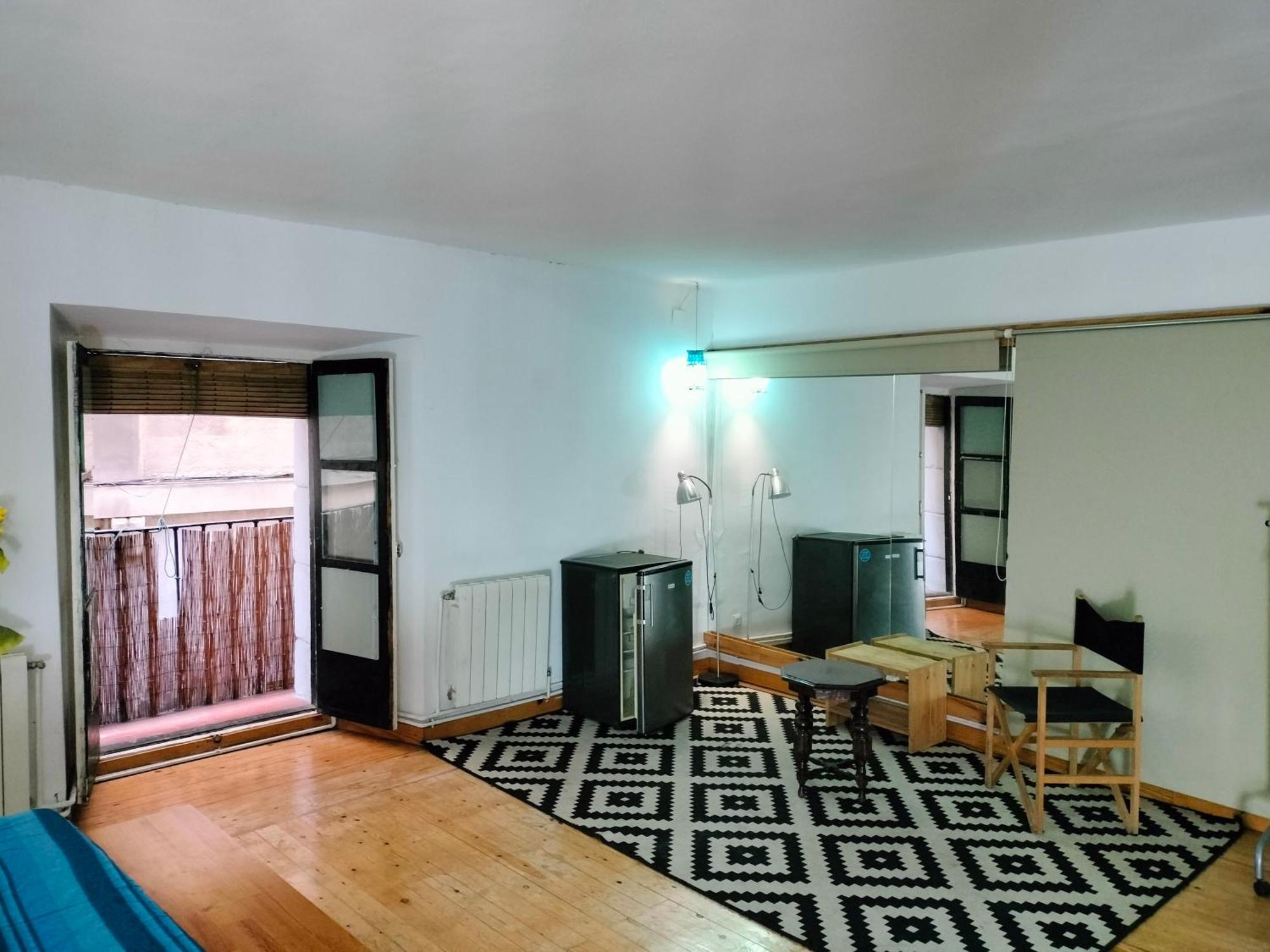 Gran Con Balcon En Tirso De Molina Madrid